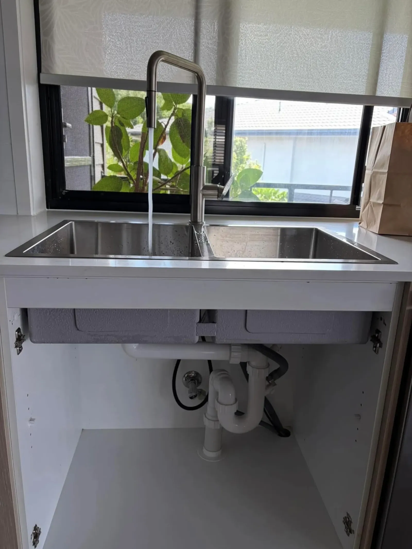 Sink and mixer tap installed in a cabinet