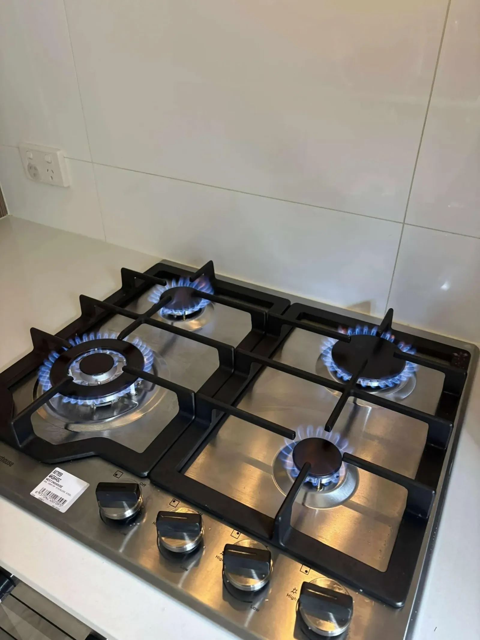 Gas cooktop connection
